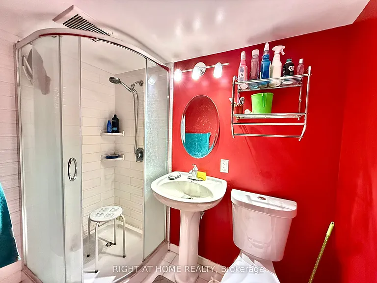 569 Walpole Cres — Photo 29
