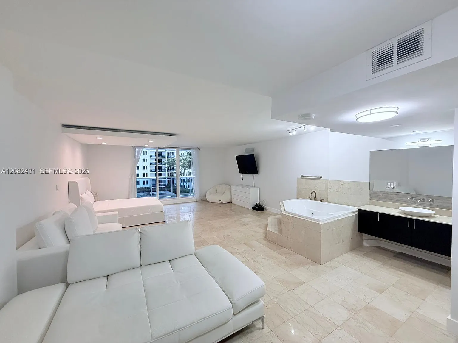 Roney Palace Condo — Photo 3