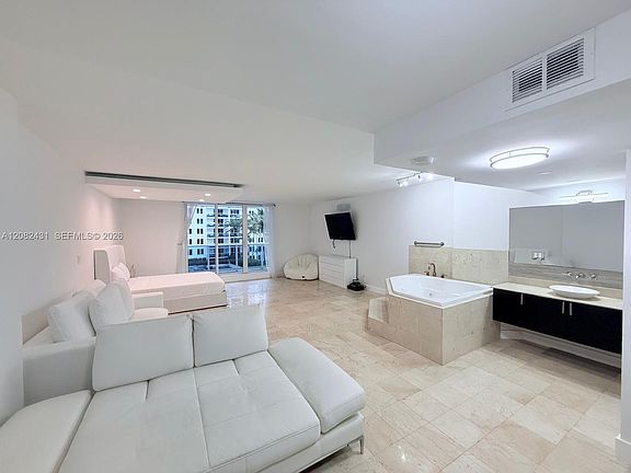 3rd image of 2301 Collins Ave APT 621