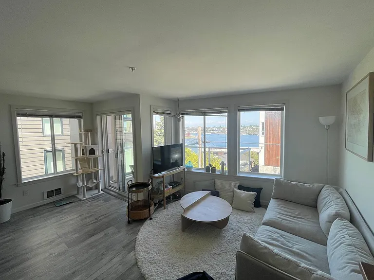 2432 Dexter Ave N #200 — Photo 10