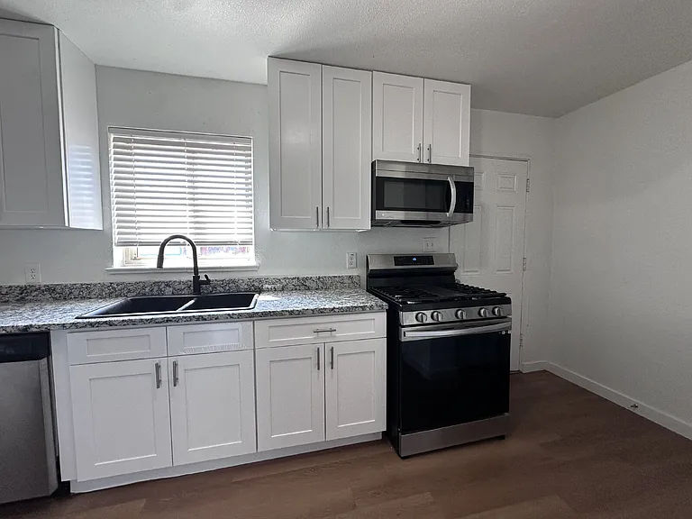 1526 N Ulster St — Photo 2