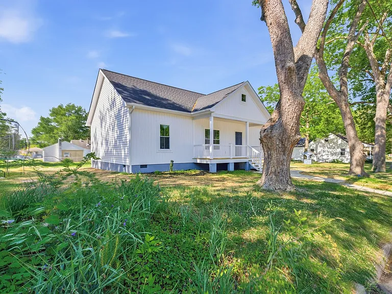 2206 Grant St — Photo 3