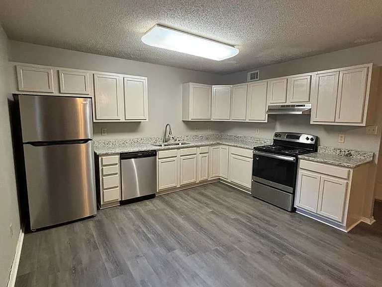 3320 N Detroit Ave — Photo 2