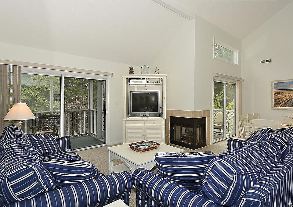 1st image of 21003 Greenway Ct #21003