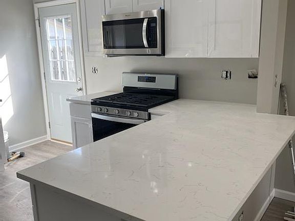 4th image of 27W020 Evelyn Ave