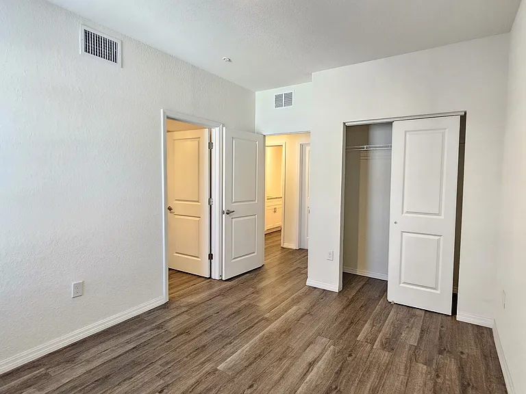 915 Ariana Apartment Community — Photo 4