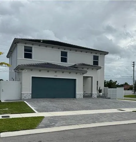 5 bed, 3.0 bath, 2640 sqft, $4,550 — Photo 2