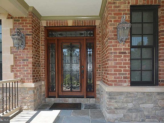3rd image of 10347 Carol St