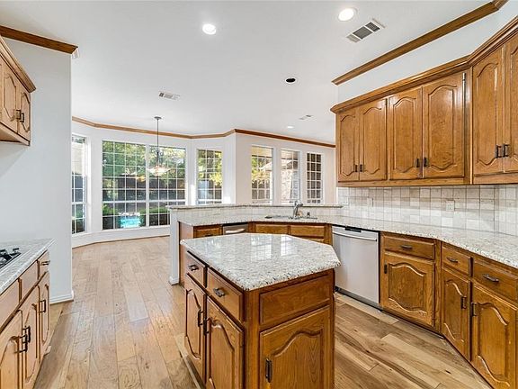 2nd image of 665 Hawthorn Cir