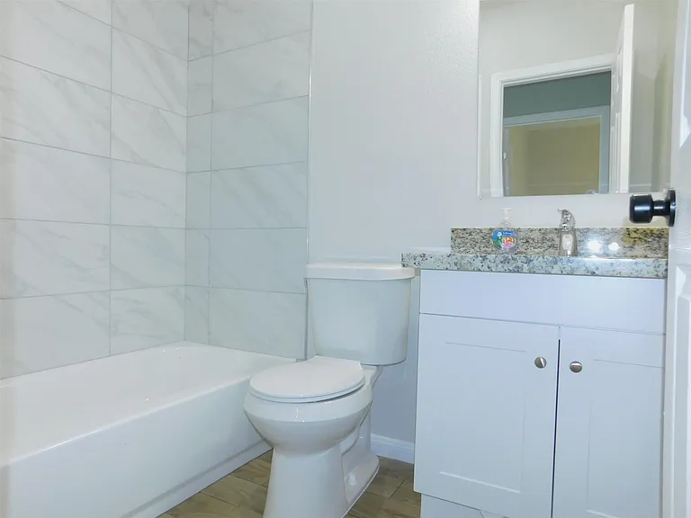 904 W Sealy #B — Photo 14