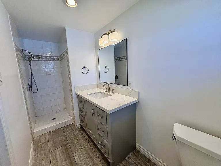 975 N Grammont Ave — Photo 15