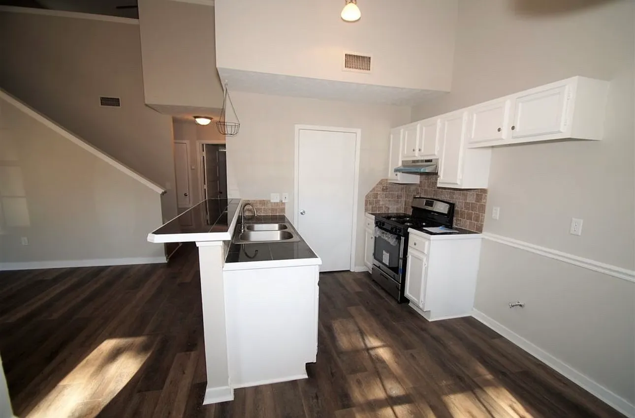 3 bed, 1200 sqft, $1,650 — Photo 3