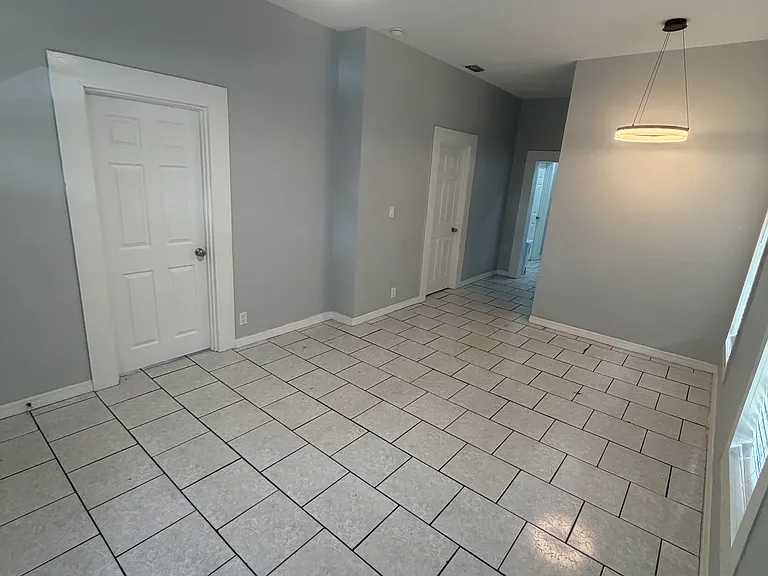 2317 W Chestnut St — Photo 2