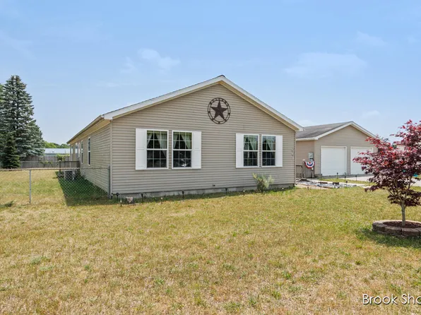 661 Locust St, Howard City, MI 49329