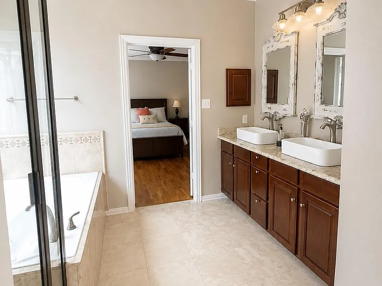 110 N Hawkhurst Cir — Photo 11