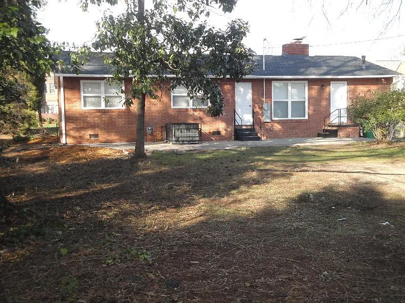4 bed, 1570 sqft, $2,395 — Photo 2