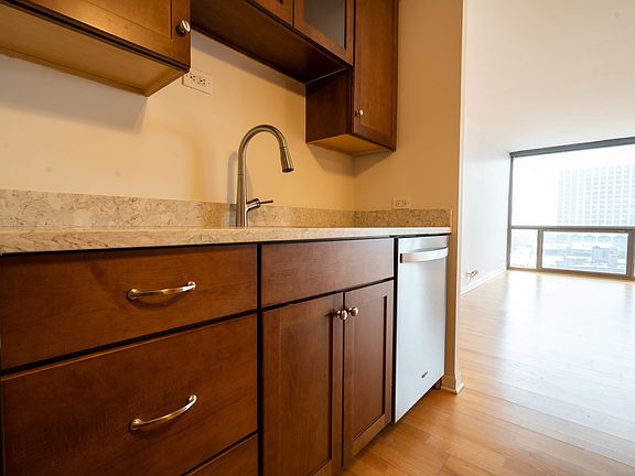 5th image of 4343 N Clarendon Ave APT 803