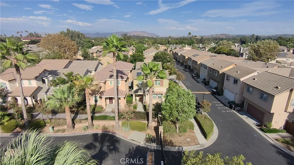 4 bed, 2.5 bath, 2320 sqft, $3,350 — Photo 2