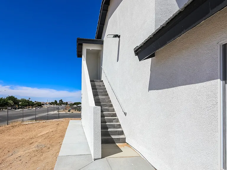 Spacious 3BR/2BA Home with Open Floor Plan, Garage & Washer/Dryer — Photo 49