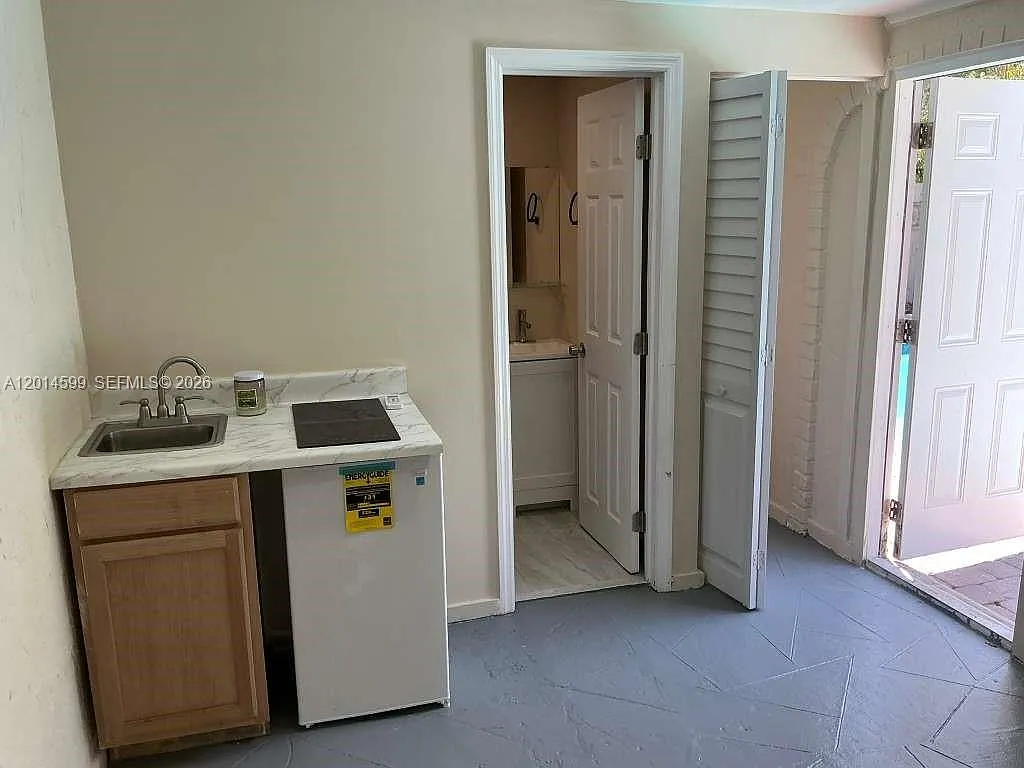 Building Photo - 4324 NW 76th Ave #3