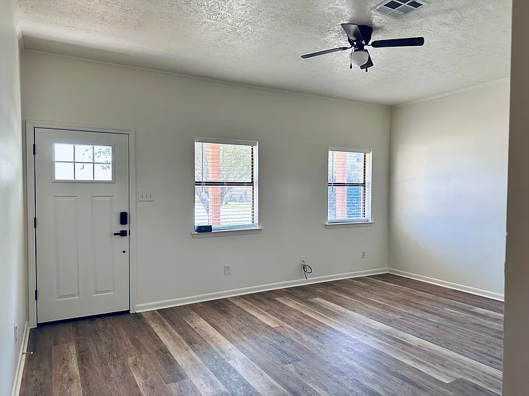 4437 Kirkwood Dr — Photo 2