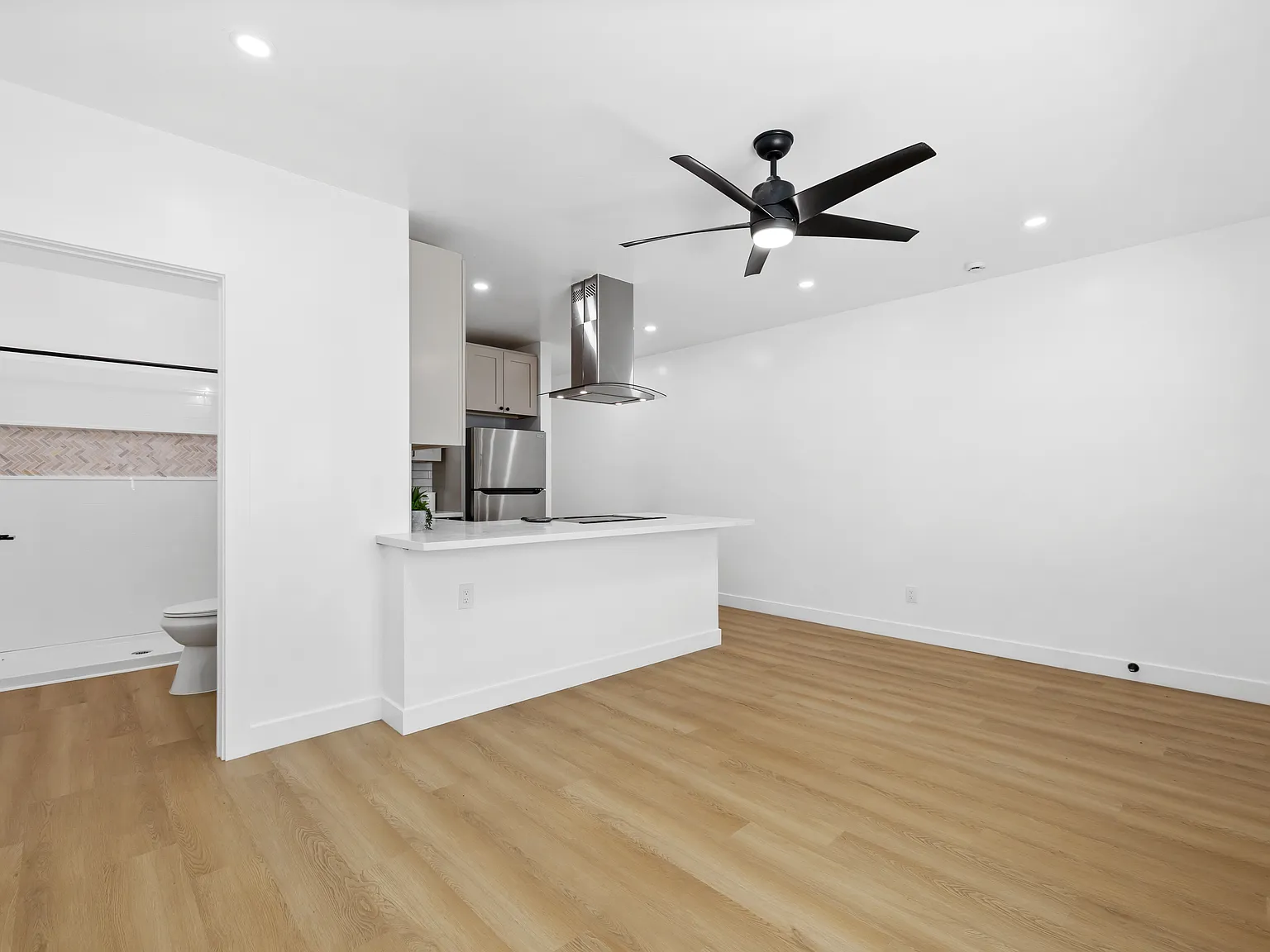 2 bed, 1000 sqft, $3,450 — Photo 3