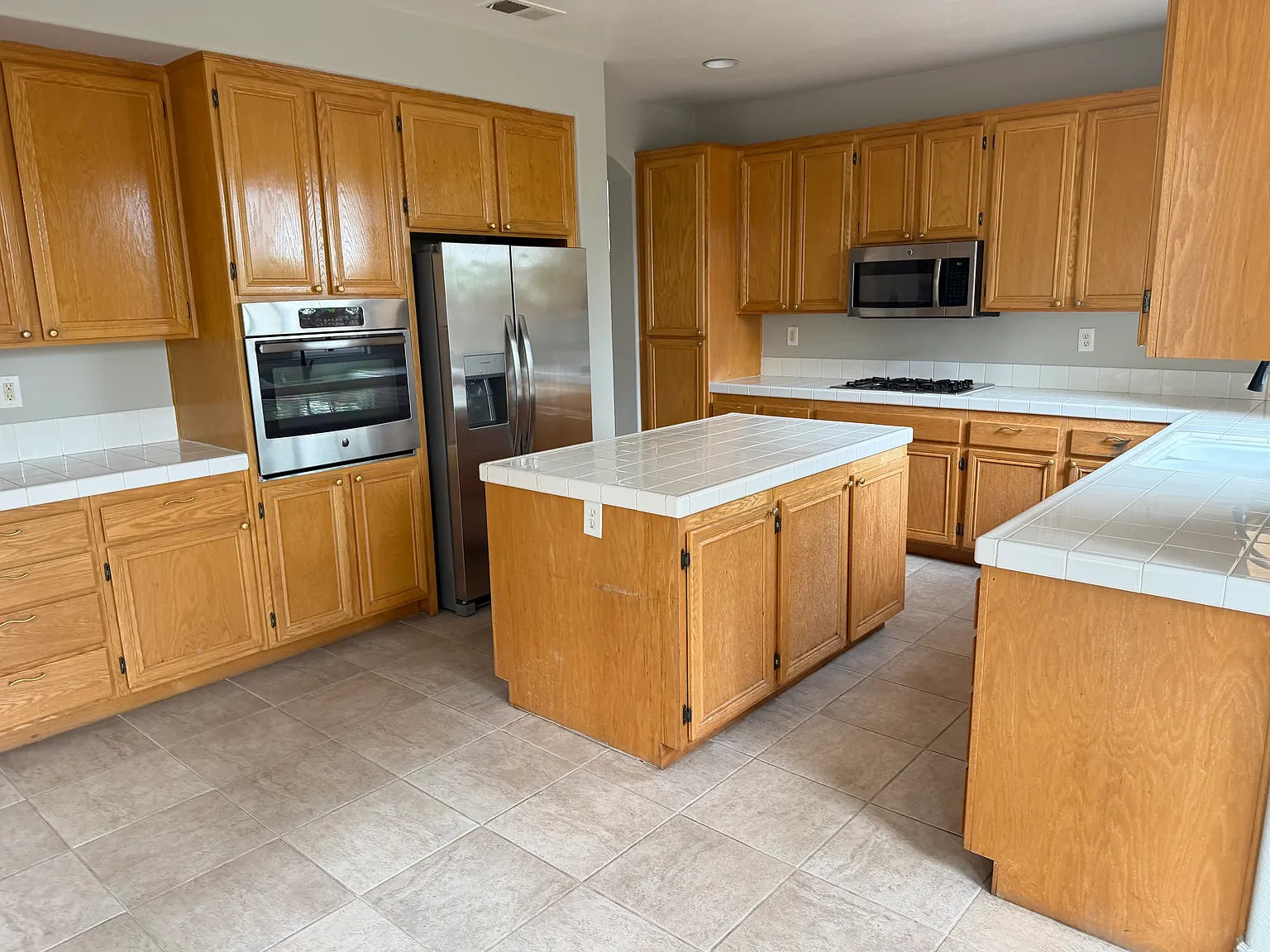 4 bed, 2.5 bath, 2664 sqft, $4,750 — Photo 3