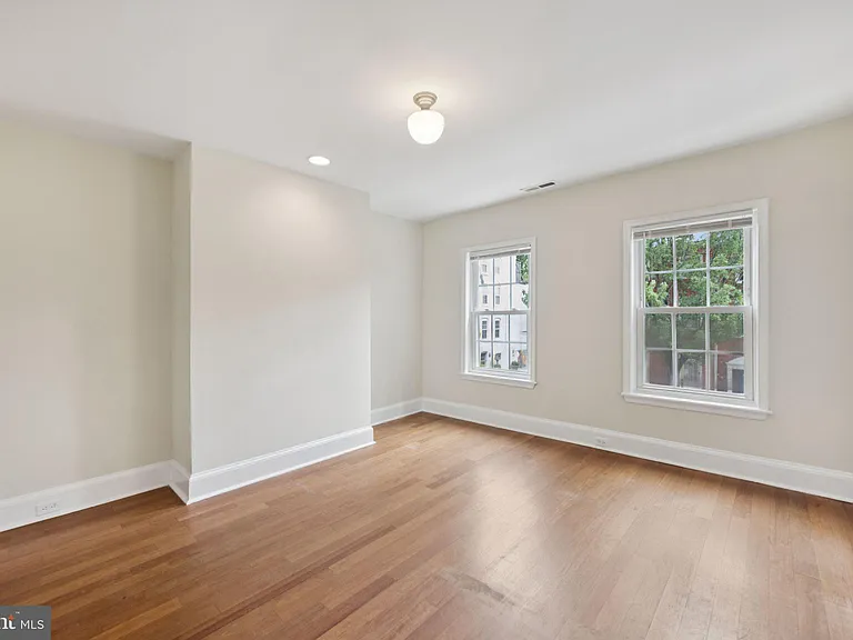 1814 E Pratt St — Photo 16