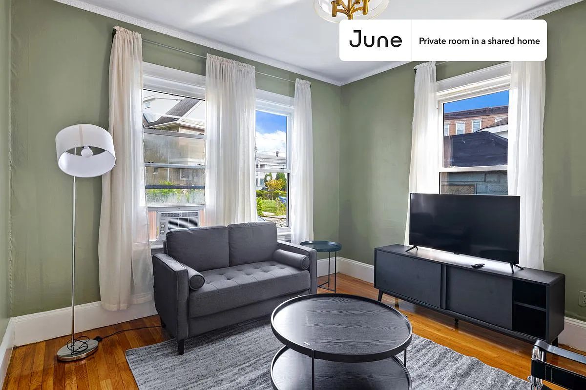 Queen bedroom in 6 bed/2 bath home in Allston #539 A — Photo 4