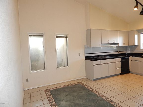 3rd image of 913 W Glenrosa Ave