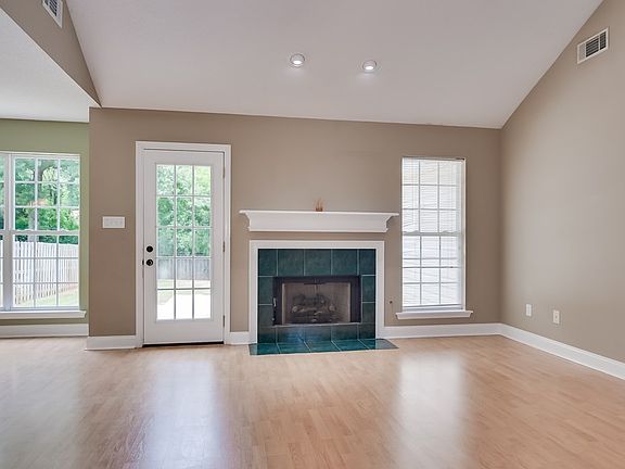 5th image of 725 Bradford Ln