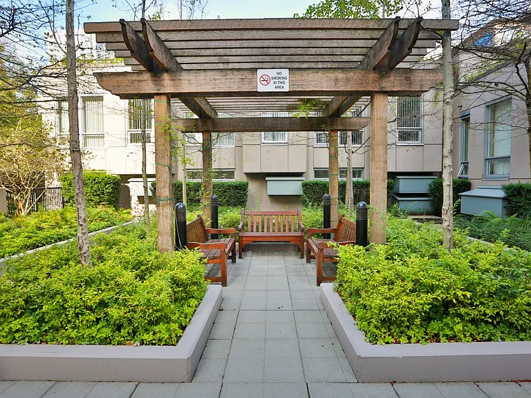 939 Beatty St — Photo 15
