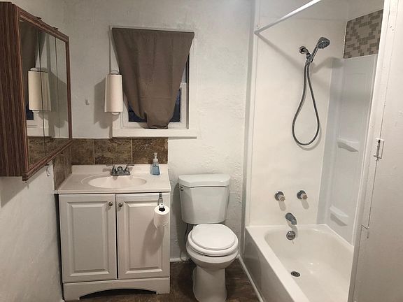 4th image of 703 E Logan Ave
