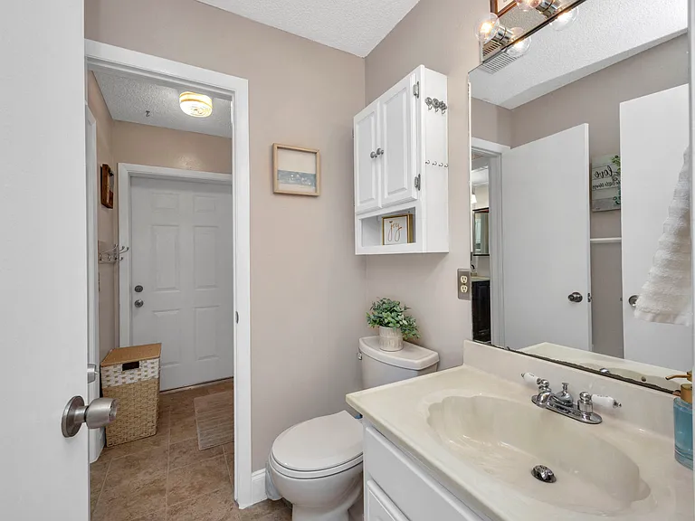 18315 Cortland Ave — Photo 9