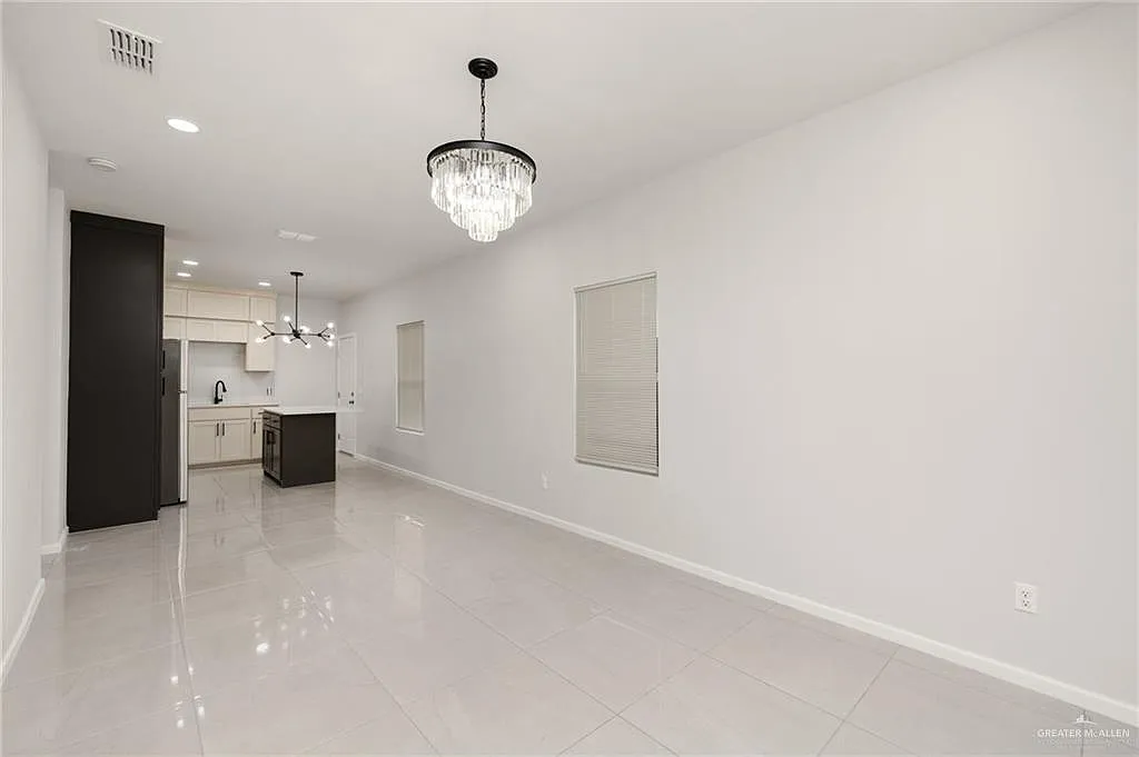 3 bed, 2.0 bath, 4250 sqft, $1,100 — Photo 4