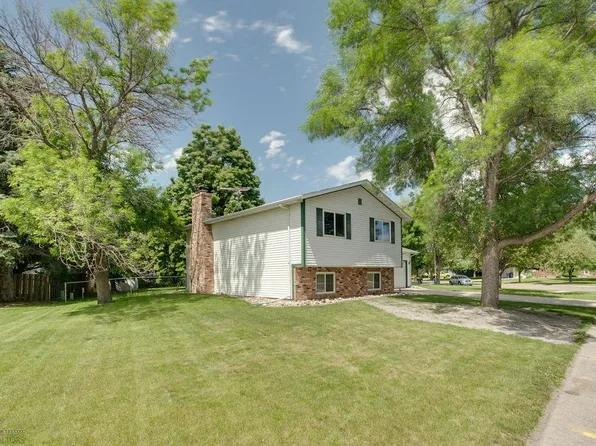 3719 River Dr S, Fargo, ND 58104