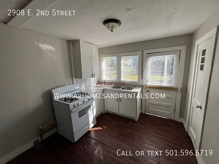 2908 E 2nd St — Photo 5