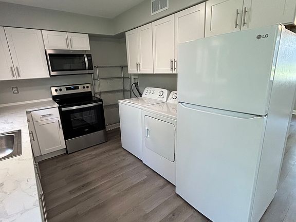 3rd image of 217 Glenmoor St