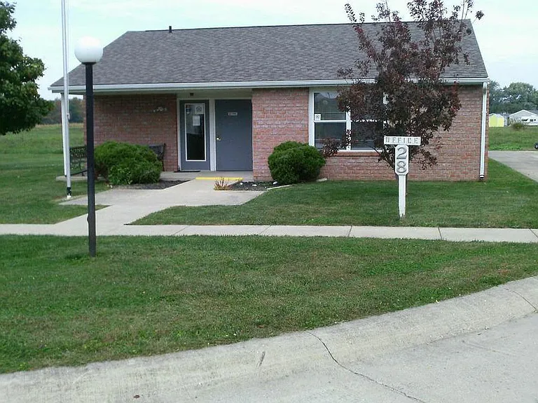 Carthage Manor Apartments — Photo 2