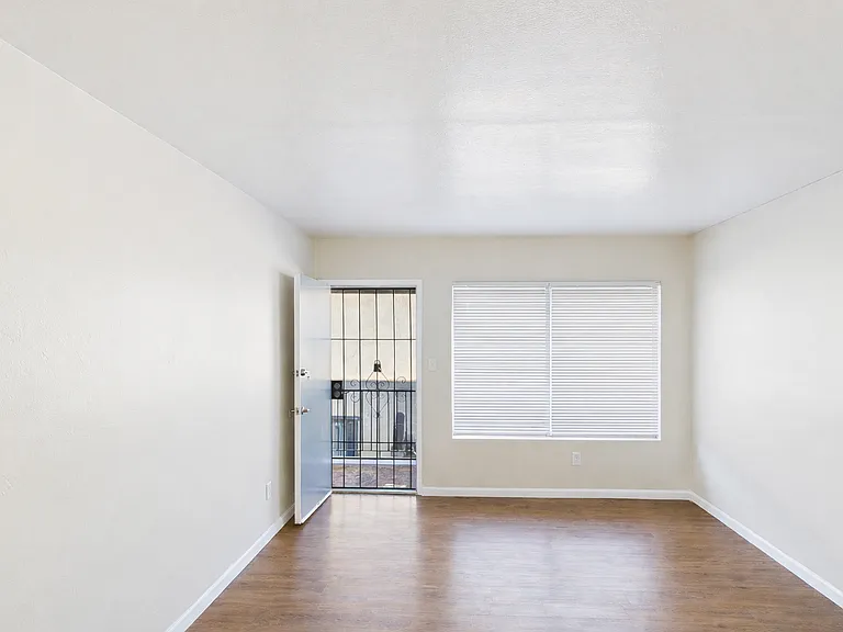 4055 Van Dyke Ave — Photo 11