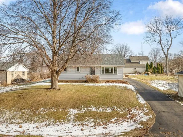 205 N Seward St, Winnebago, IL 61088