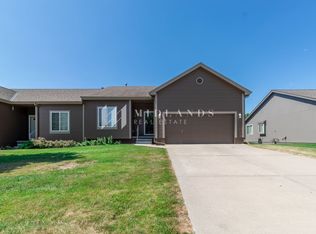 1007 Woodview Dr, Papillion, NE 68046