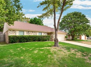 810 Woodhaven Ln, Grand Prairie, TX 75052