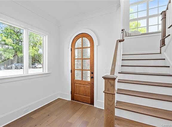 4th image of 435 Beaumont Ave