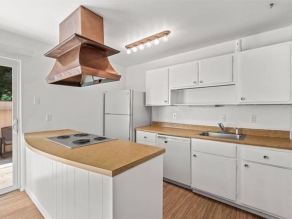 3rd image of 4215 Carrollton Dr