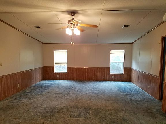 Living room 15' x 16.5'