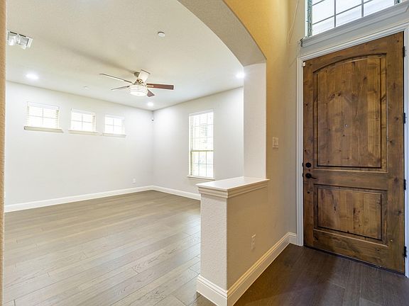 Large entry way, there's even an electrical outlet near the window above the door, perfect for lighted seasonal decorations