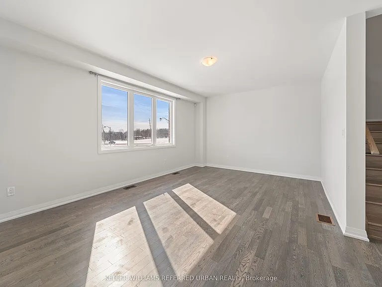 1466 Stovell Cres #MAIN UPPER — Photo 4