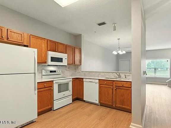 4th image of 726 Middle Branch Way