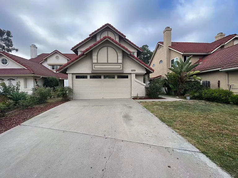 1270 Farmington Pl — Photo 2
